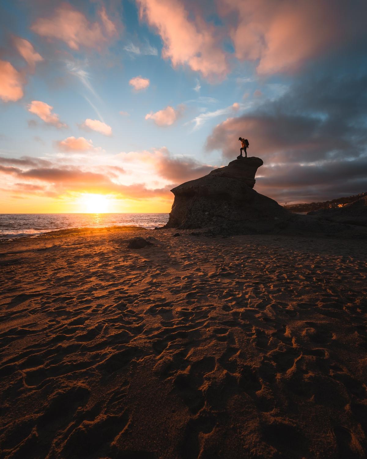 Rock south of Aliso Beach w/ @kevinanntonio