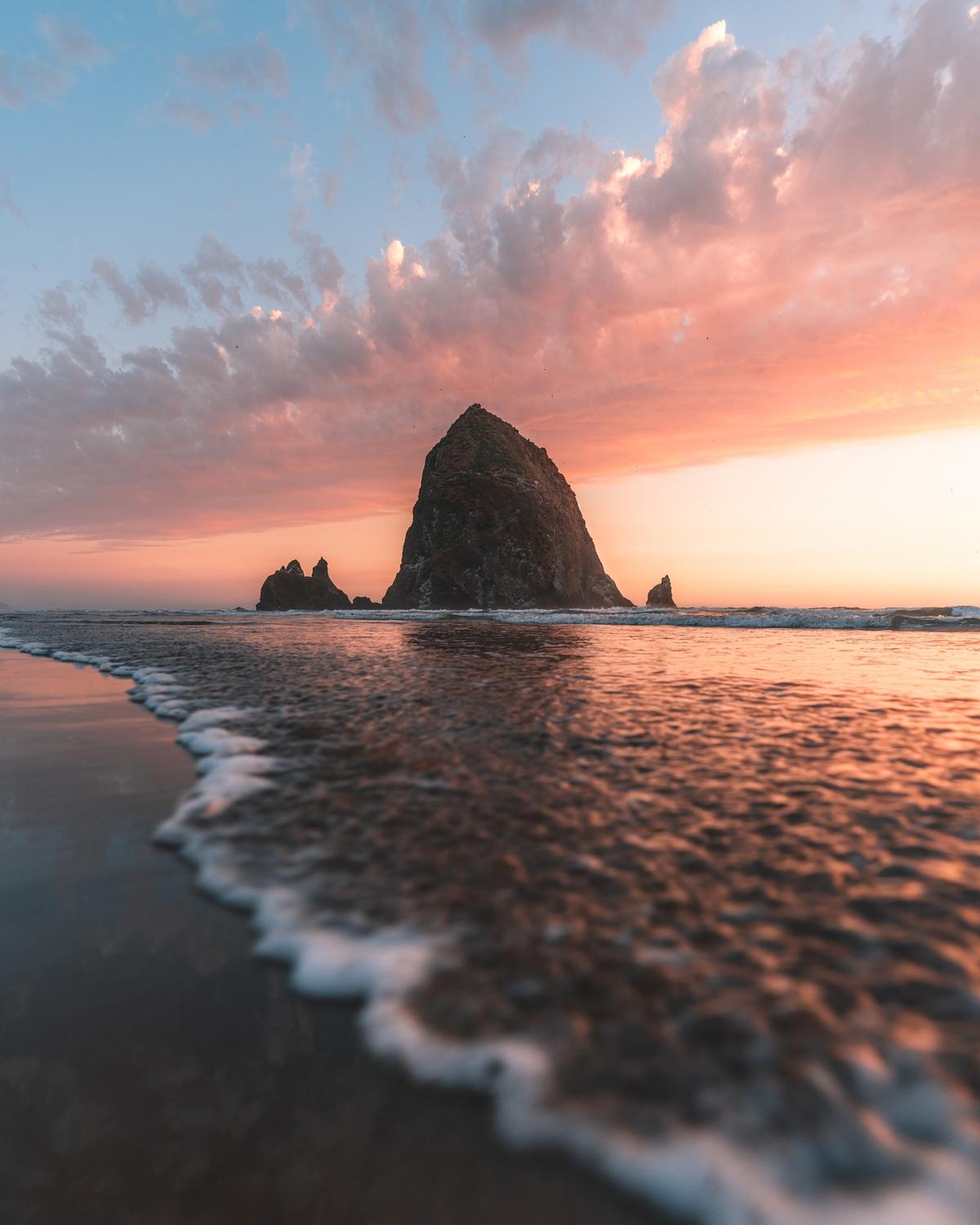 Capturing a wave in front of Haystack Rock